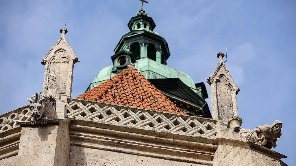 Zwei-leere-Saeulen-markieren-die-Stellen-der-fehlenden-Schutzpatrone-des-Doms-zu-Naumburg-praesentiert