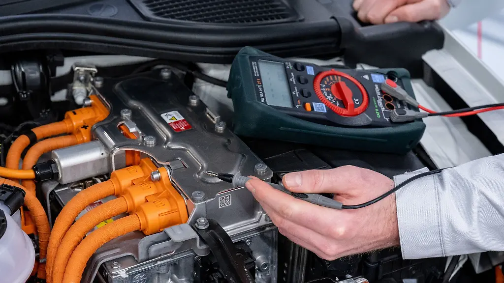 Ein-angehender-KfZ-Mechatroniker