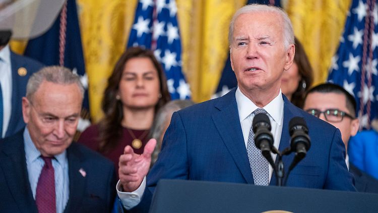 Schumer steht in der Öffentlichkeit hinter Biden. Er soll aber Spendern gegenüber angedeutet haben, dass ein Wechsel des Kandidaten möglich wäre.