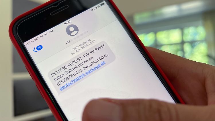 In einer Betrugs-SMS fordert ein Krimineller dazu auf, einen Link anzuklicken, über den man seine persönlichen Daten eingeben soll.  