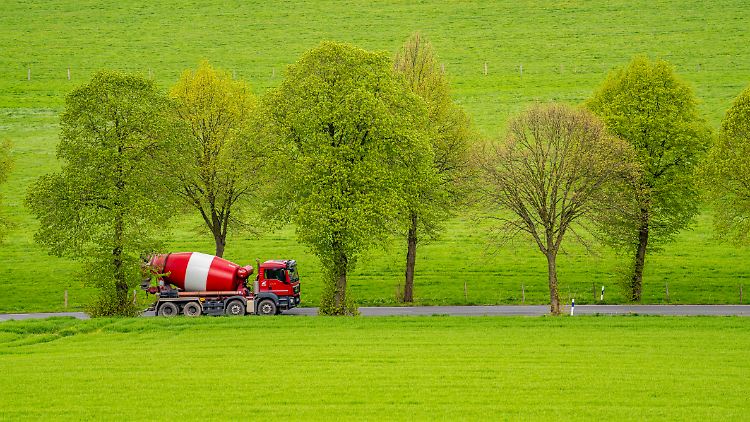 Frischer Transportbeton muss mit dem Betonmischer flott auf die Baustelle gebracht werden, bevor er fest wird. 