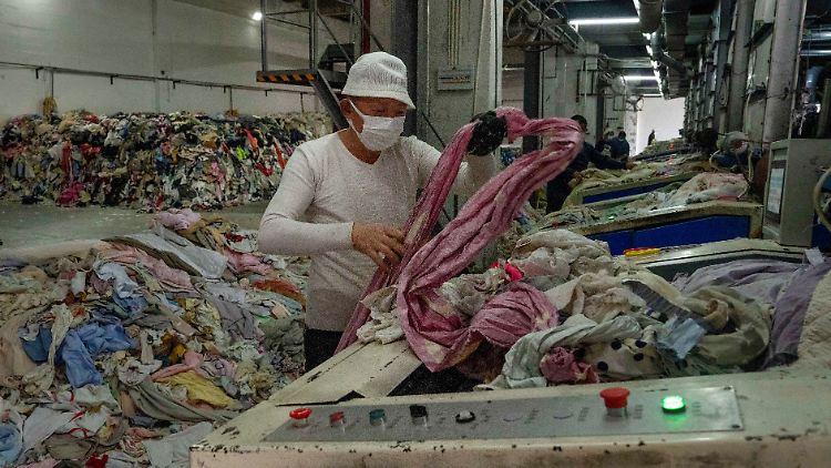 Lediglich ein Prozent aller Kleidungsstücke werden weltweit recycelt und zu neuer Kleidung verarbeitet.