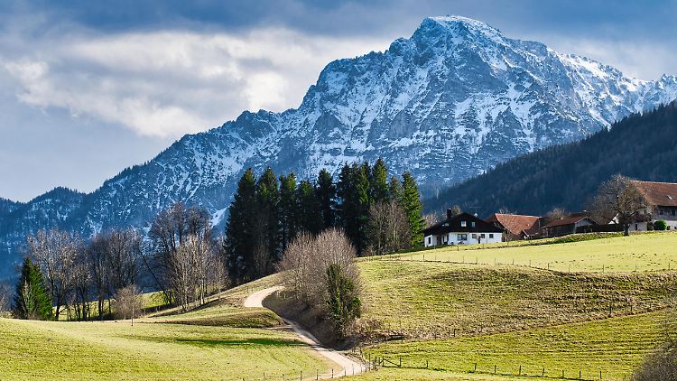 Der Verunglückte wurde von einem Polizeihubschrauber in einer steilen Rinne des Hochstaufen entdeckt.