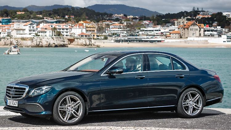 Die Mercedes E-Klasse lässt an Kraft und Komfort wenig vermissen.