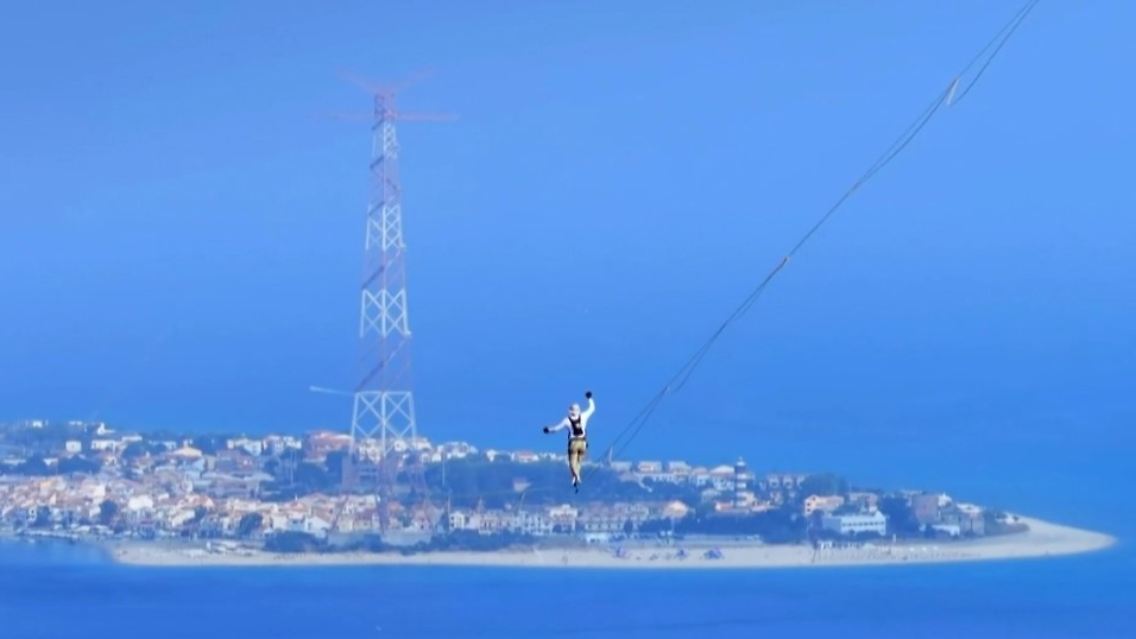 Jaan Roose bei Weltrekordversuch Slackline Straße von Messina.jpg
