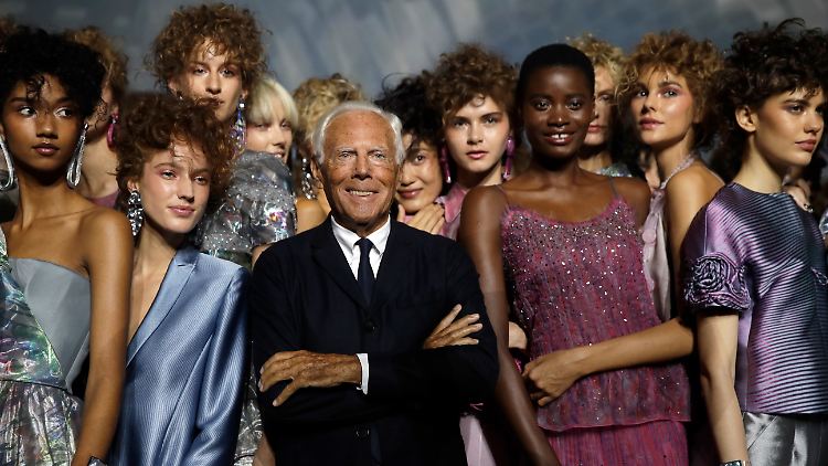 Im Kreise seiner Models fühlt sich Giorgio Armani wohl.
