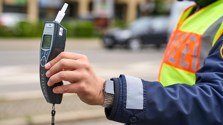 Ein Atemalkoholtest ergab einen Wert von 0,64 Promille bei dem Unfallfahrer.