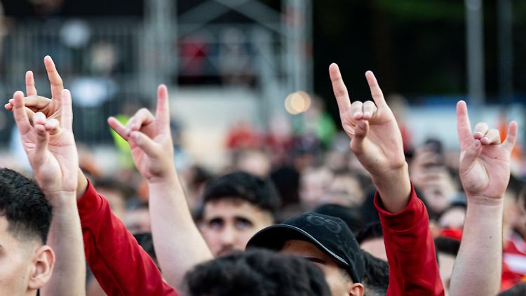 Nach dem Eklat um Merih Demiral zeigten zahlreiche Türkei-Fans bei einem Fanmarsch den "Wolfsgruß".