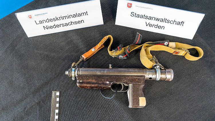 Seit ihrer Festnahme wurden in der Berliner Wohnung der mutmaßlichen RAF-Terroristin Daniela Klette Tausende Beweisstücke sichergestellt, darunter Waffen und Munition.