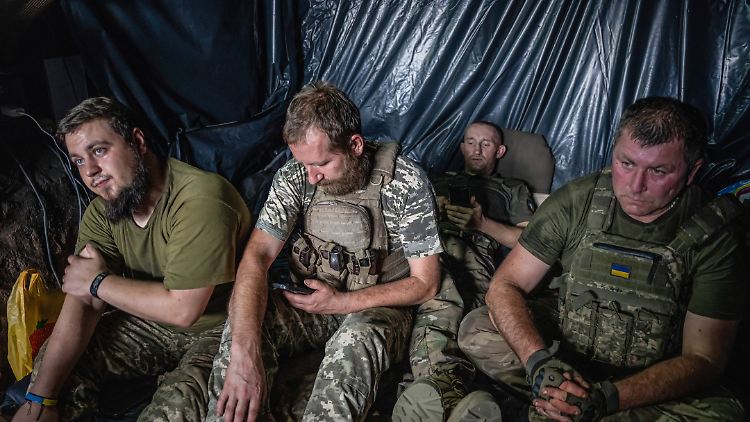 Ukrainische Soldaten an der Front sind oft vom langwierigen Kampf erschöpft. Um ihnen Pausen zu ermöglichen, sind frische Kräfte nötig.