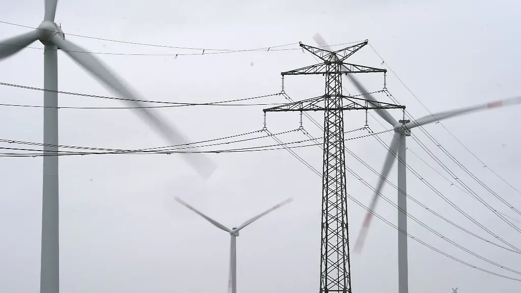 Ein-Strommast-steht-in-einem-Windpark