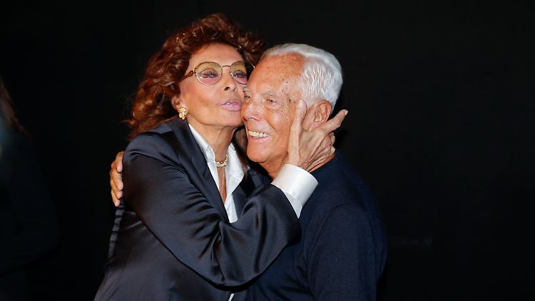 Schauspielerin Sophia Loren und der Modedesigner Giorgio Armani 2015 nach der Präsentation seiner neuen Damenkollektion in Mailand.