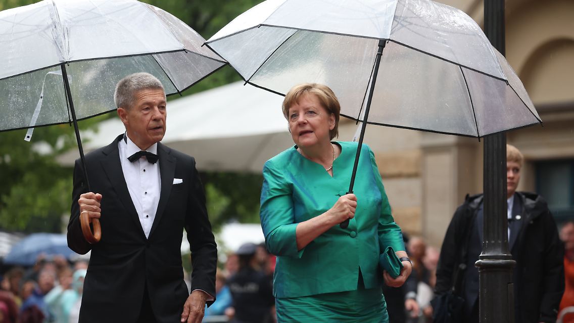 Joachim Sauer und Angela Merkel trotzten im vergangenen Jahr dem Bayreuther Regen.
