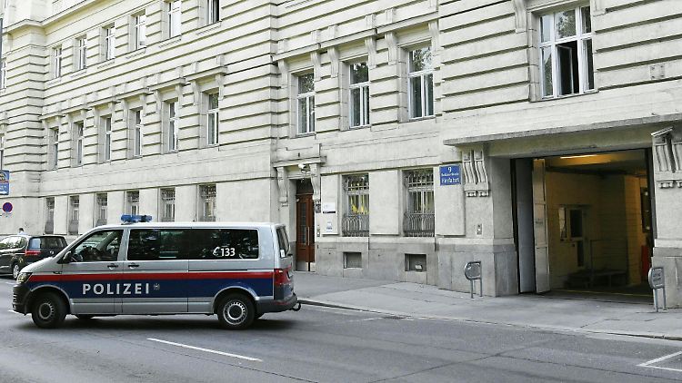 Im Polizeianhaltezentrum wartete der Mann auf seine Abschiebung mit dem Flugzeug nach Russland.