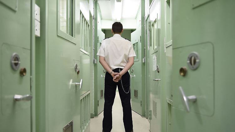 Die Haftanstalten in England und Wales sind seit Monaten zu 99 Prozent ausgelastet, schreibt der britische "Guardian".