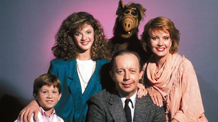 Eine schrecklich nette Familie (aber nicht die von Al Bundy): Benji Gregory (l.), Andrea Elson (2.v.l.), Max Wright, Anne Schedeen - und natürlich Alf.