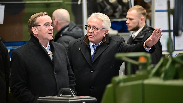 Rheinmetall-Chef Papperger (r.) mit Verteidigungsminister Pistorius.