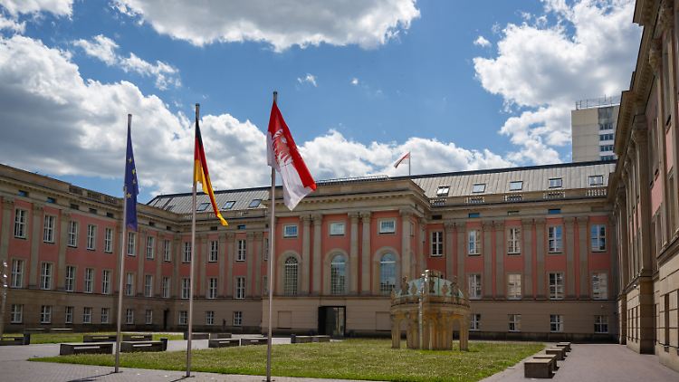 Derzeit würden nur fünf Parteien in den Landtag in Potsdam einziehen. Aktuell sind es sechs.