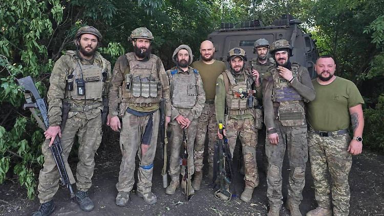 Das vom 225. Bataillon veröffentlichte Foto soll die erschöpften Verteidiger nach ihrer Rettung zeigen. 