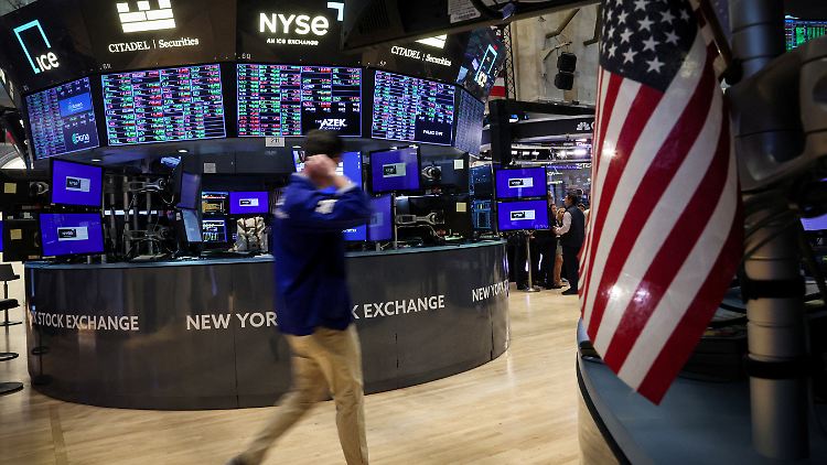 S&P-500 und Nasdaq-Composite hatten zuletzt täglich neue Rekordstände markiert - möglicherweise nahmen die Anleger heute Gewinne mit. 