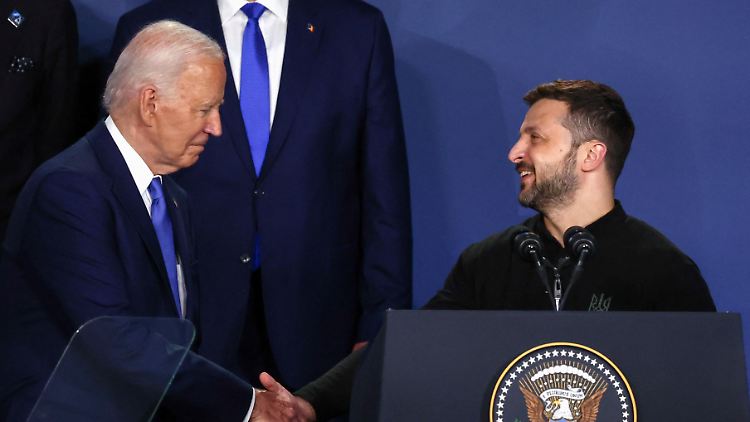 Biden verspricht sich, Selenskyj nimmt's gelassen.