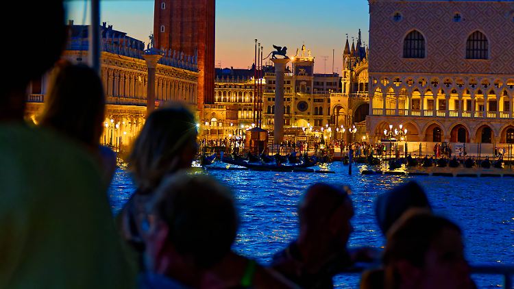 Venedig ist eine kleine Stadt - und ein Magnet für Massen.