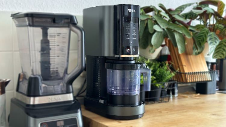 Die Eismaschine Ninja Creami im Test sieht nicht nur elegant aus, sie soll auch im Handumdrehen selbstgemachtes Eis zaubern.