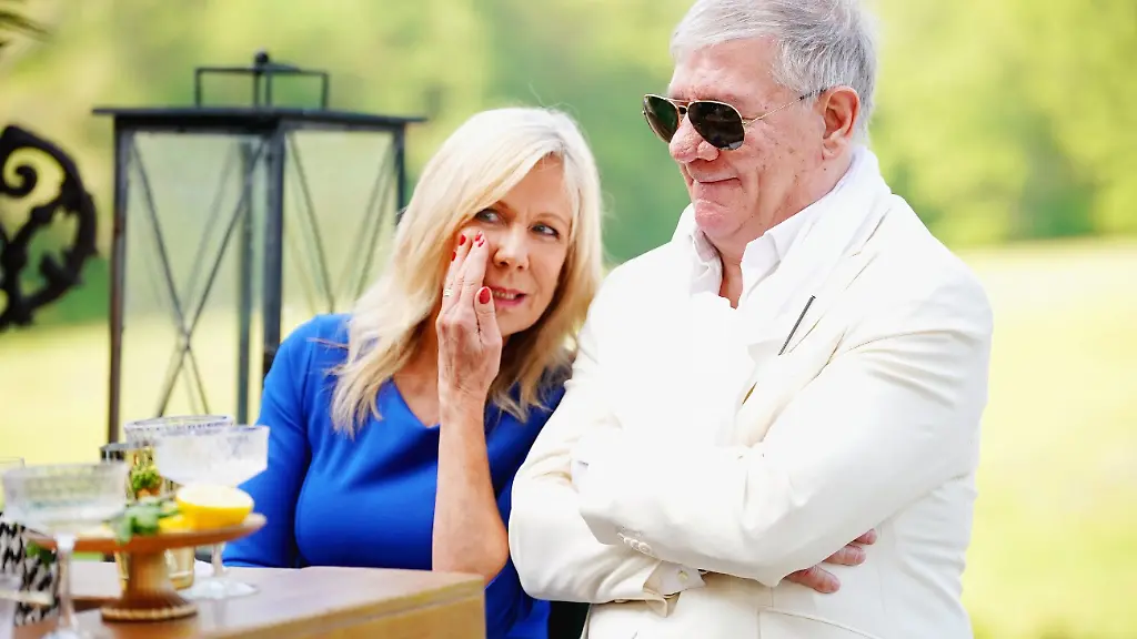 Ulrike-und-Claude-fluestern-sich-gegenseitig-Verdachtsgedanken-zu-Quelle-RTL-Stefan-Gregorowius