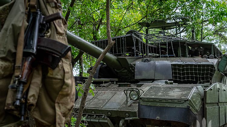 Der T-90M Proryw in einer Stellung der ukrainischen Truppen. Er soll für eigene Kampfeinsätze aufbereitet werden.