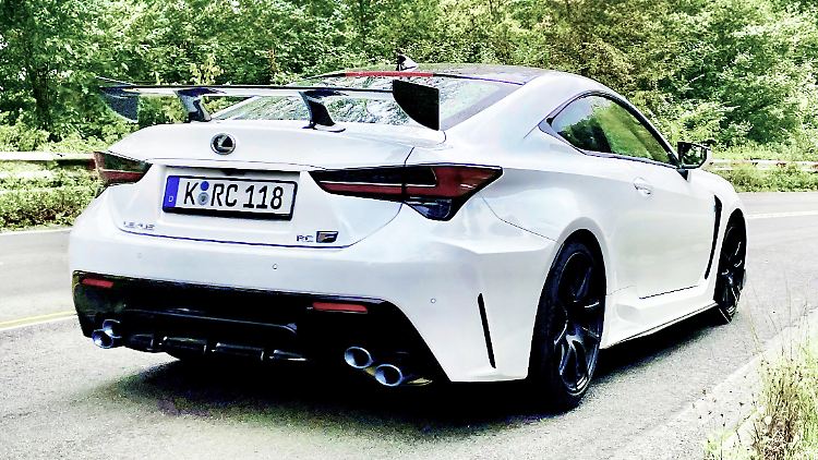 Mit dem Spoiler der Track Edition driftet der RC-F ins Prollige ab. Dabei ist er ein Auto für Enthusiasten.
