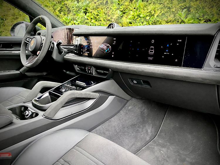 In Sachen Infotainment hat der Cayenne die Nase vorn innerhalb dieses Trios. So viel Display inklusive Beifahrermonitor bieten die anderen Kandidaten nicht.