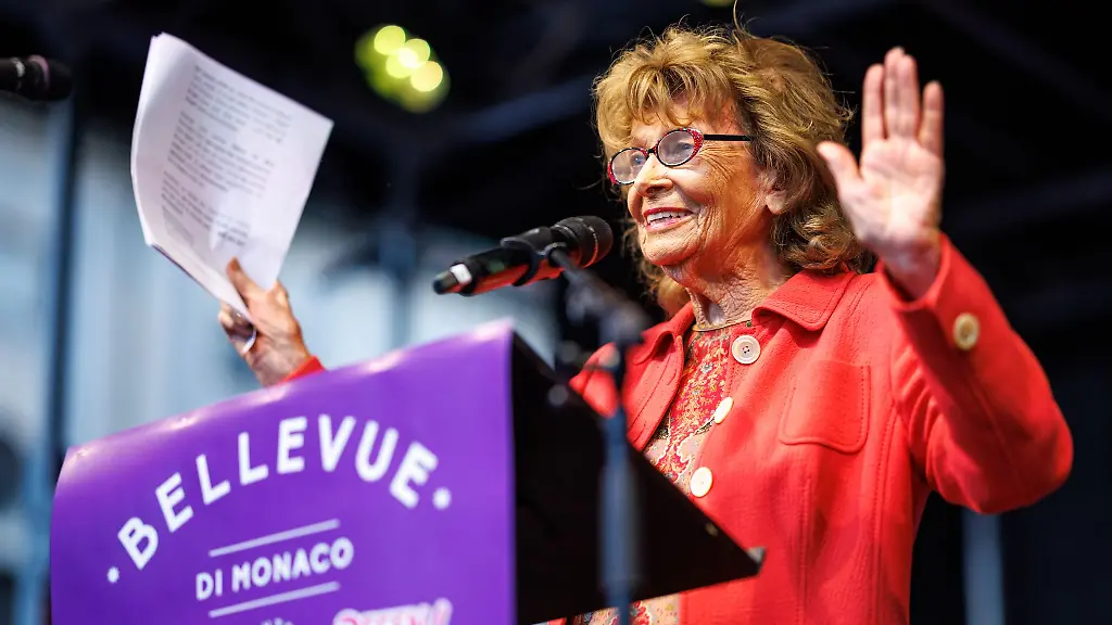 Charlotte-Knobloch-spricht-auf-einer-Kundgebung-mehrerer-Buendnisse-unter-dem-Motto-Zammreissen-Bayern-gegen-Rechts-auf-dem-Odeonsplatz