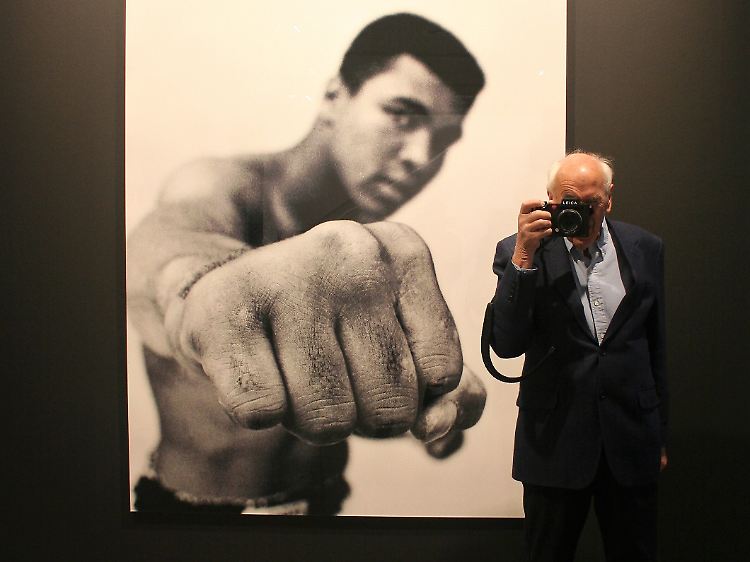 Berühmter Fotograf, berühmtes Porträt: Hoepker bei einer Ausstellung 2022 im Ernst Leitz Museum in Wetzlar, vor seiner Aufnahme von Muhammad Ali.