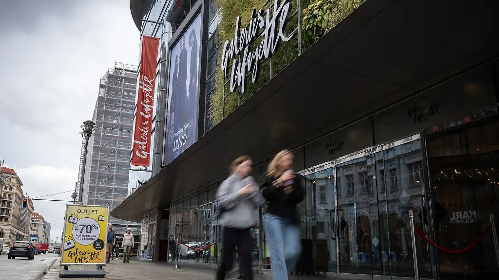 Aussenansicht-des-Kaufhauses-Galeries-Lafayette-an-der-Friedrichstrasse