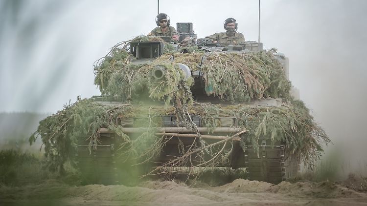 Ein deutscher Leopard-2-Kampfpanzer nimmt im Mai an der NATO-Übung Quadriga 2024 in Litauen teil.