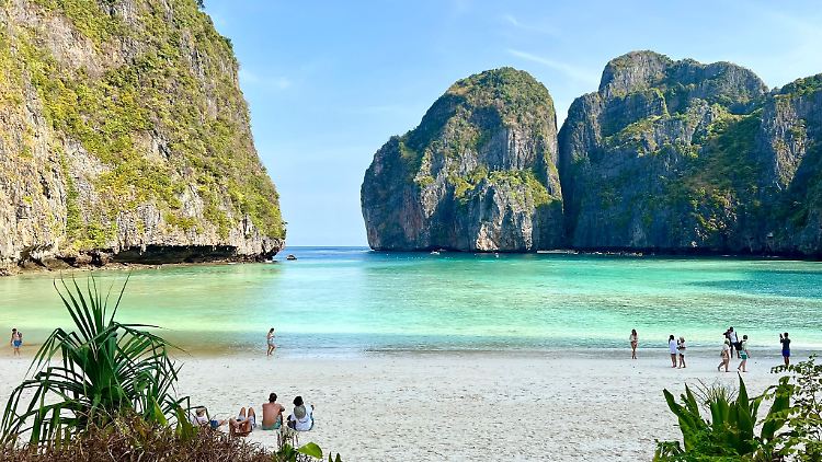 Bekannt aus dem Film  "The Beach": Die weltberühmte Maya Bay am frühen Morgen - noch bevor der große Touristenstrom kommt.