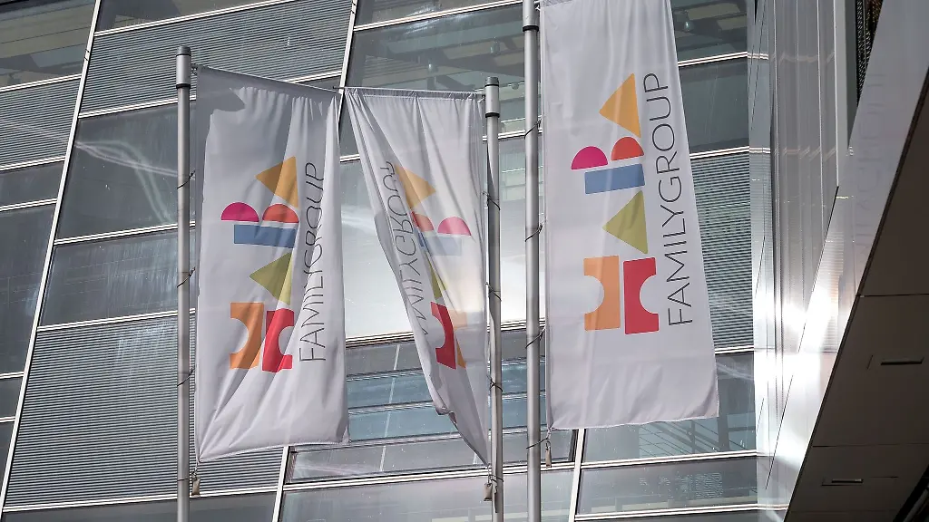 Drei-Fahnen-mit-dem-Firmenlogo-der-Haba-Familygroup-wehen-im-Wind