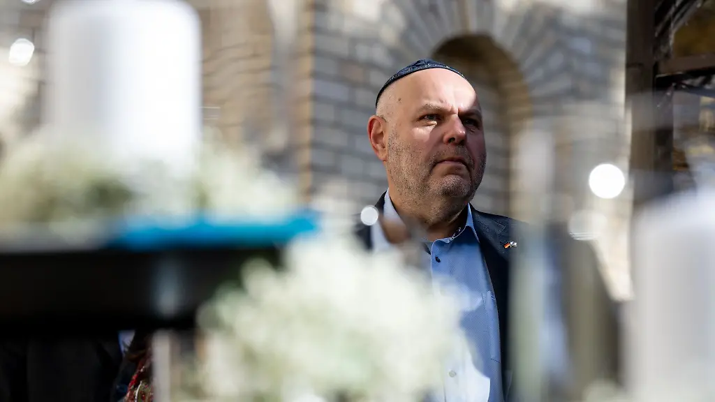 Max-Privorozki-Vorsitzender-der-Juedischen-Gemeinde-Halle-steht-an-der-Synagoge-in-Halle-Saale-auf-dem-Gedenken-fuer-die-Opfer-des-Terroranschlags-von-2019