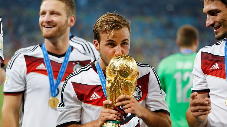 Mario Götze küsst den WM-Pokal.