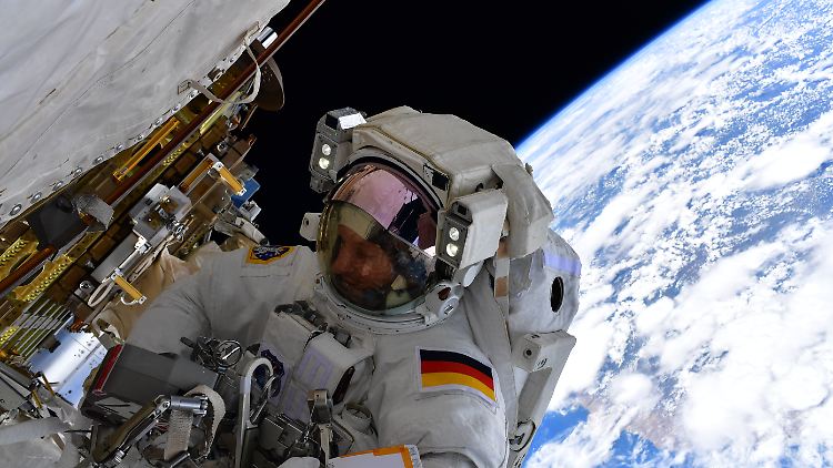 Der deutsche Astronaut Matthias Maurer 2022 während eines Außeneinsatzes an der Raumstation ISS.