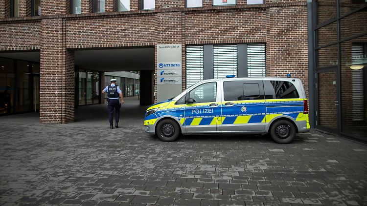 Ein Polizist am Freitag vor der Rheinmetall-Zentrale in Düsseldorf.