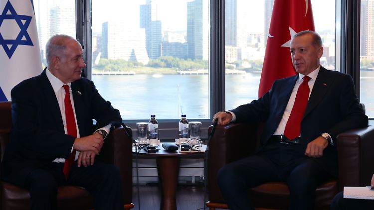 Der türkische Präsident Erdogan (r.) (hier im September 2023 bei einem Treffen im Türkischen Haus in New York) verglich Israels Ministerpräsidenten Netanjahu mit Hitler.
