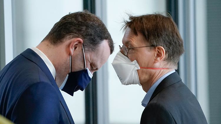 Der ehemalige (l.) und der amtierende Gesundheitsminister (r.) haben in der Maskenbeschaffung offenbar großen Klärungsbedarf.