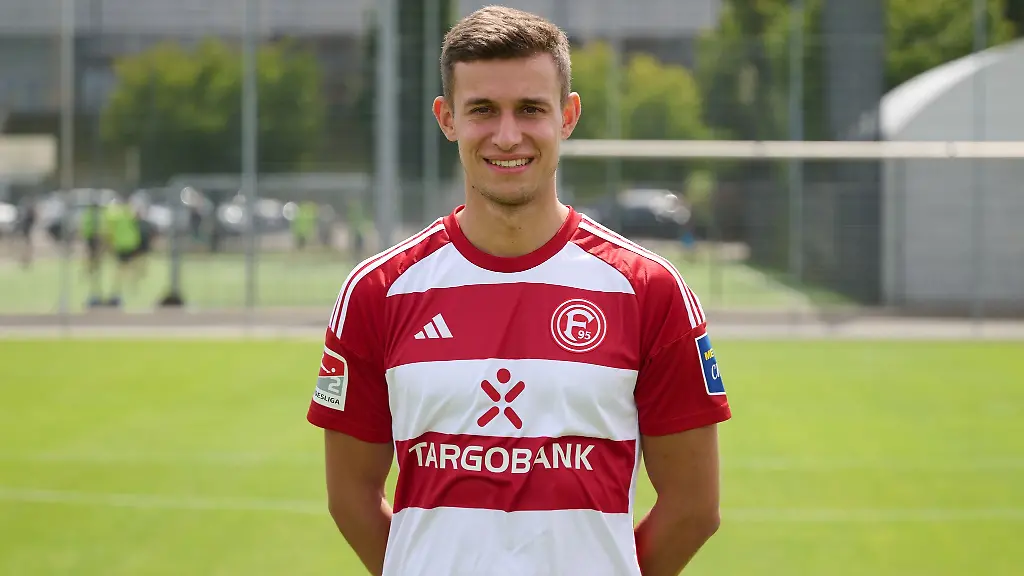 Tim-Oberdorf-laechelt-in-die-Kamera