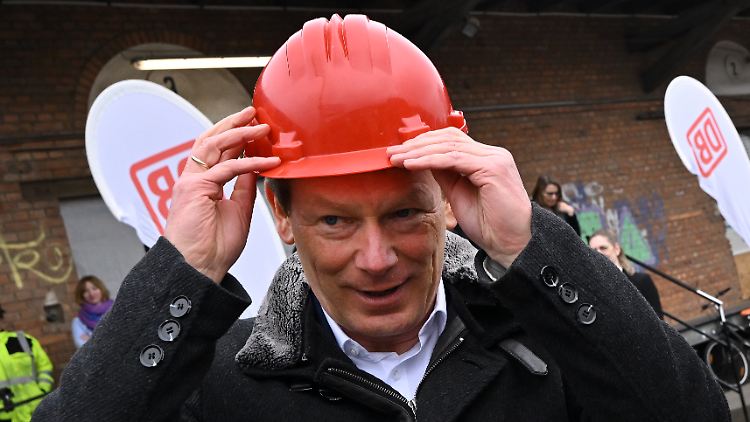 Die Bahn ist ein Sanierungsfall. Der CDU-Verkehrsexperte Bareiß zweifelt am Geschick von Bahnchef Lutz. 