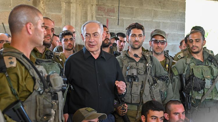 Netanjahu besucht Reservisten der israelischen Armee. 
