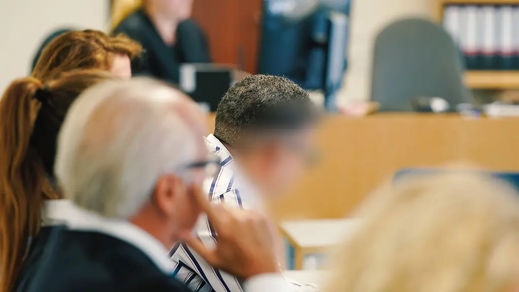 Der-Angeklagte-sitzt-im-Verhandlungsaal-des-Landgerichts-neben-seinen-Anwaelten