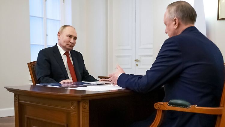 Die Tische, an denen Putin seine Besucher empfängt, sind wieder kurz.