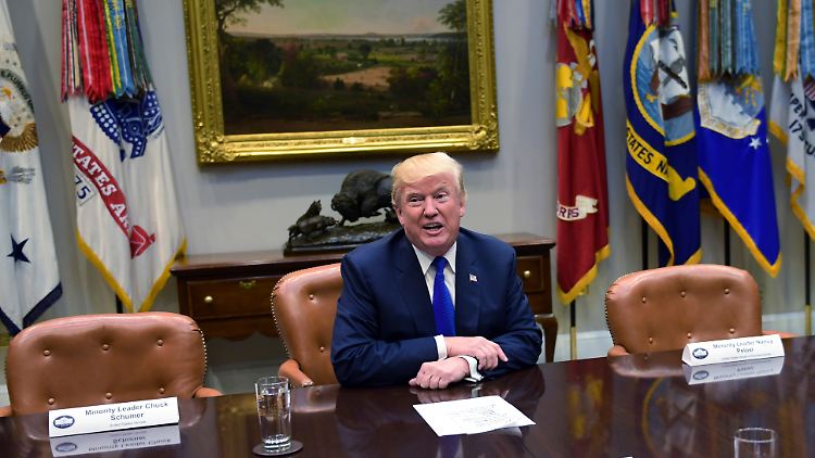 Der damalige Präsident Donald Trump bei einer Besprechung im Weißen Haus 2017. Derzeit sucht er in der Präsidentschaftswahl 2024 nach einem neuen Vize.