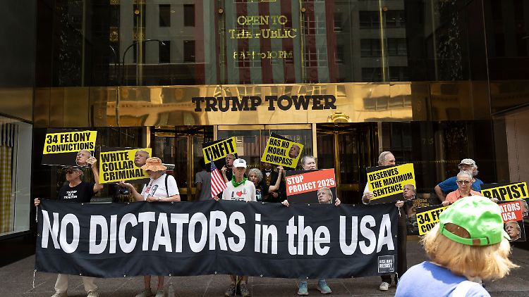 Einige Demonstranten protestierten vor dem Trump Tower in New York.